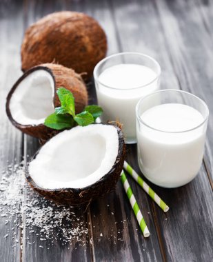 süt ve Hindistan cevizi 