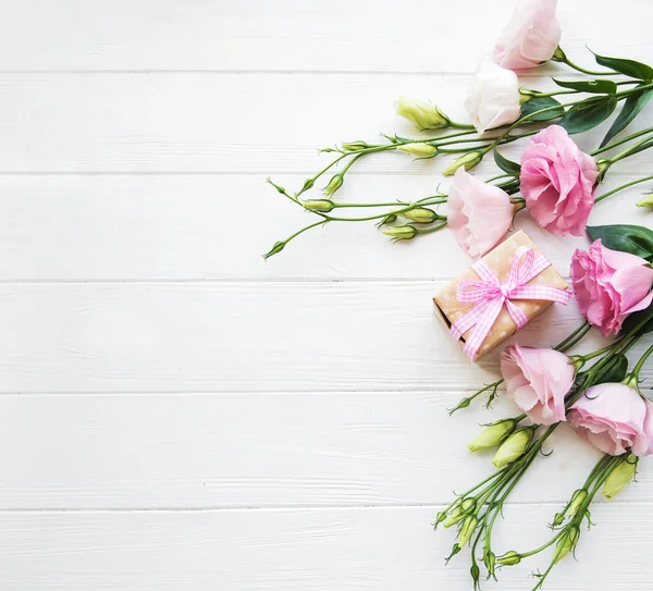 Свежие розовые цветы и подарочная коробка — стоковое фото