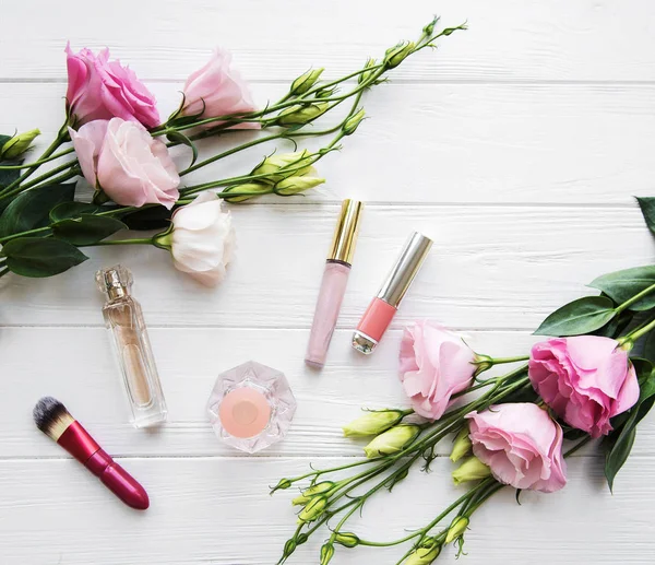 Flowers and cosmetics — Stock Photo, Image