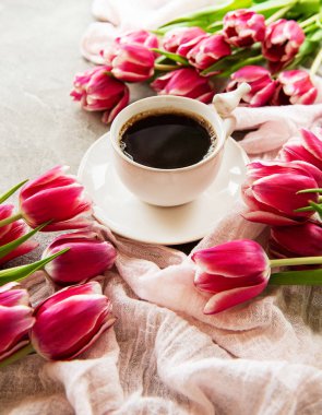 fincan kahve ve laleler