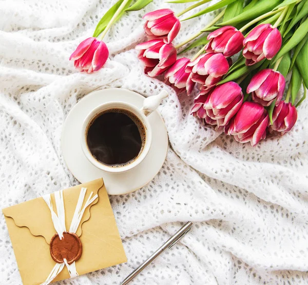 Kopp kaffe og tulipaner – stockfoto