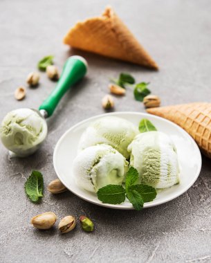 Fıstıklı dondurma ve nane
