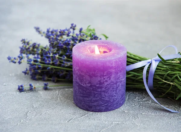 Frische Lavendelblüten und Kerzen — Stockfoto
