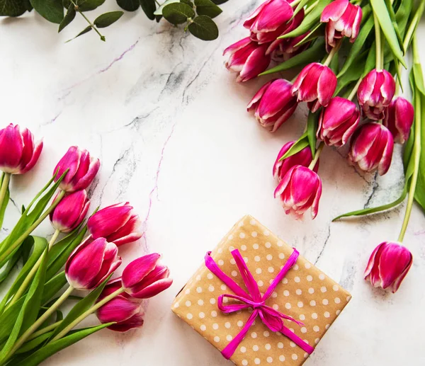 Tulipanes de primavera rosa y caja de regalo —  Fotos de Stock