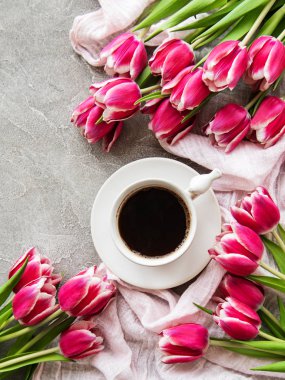 fincan kahve ve laleler