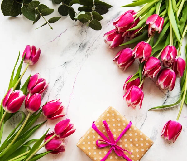 Tulipanes de primavera rosa y caja de regalo —  Fotos de Stock