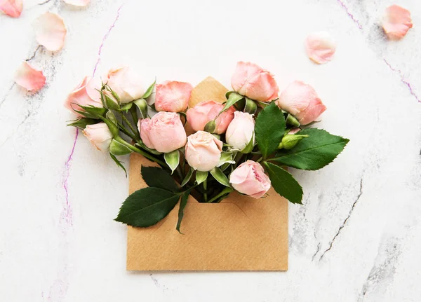 Enveloppe et roses roses — Photo
