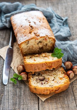 geleneksel ev yapımı stollen kurutulmuş meyve ve fındık ile