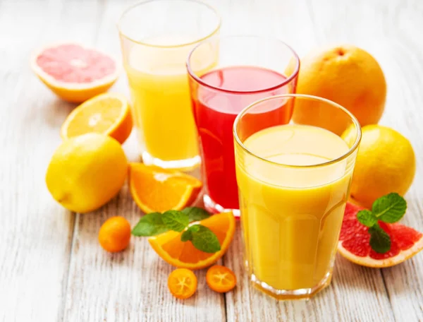 Glasögon av juice och citrusfrukter — Stockfoto