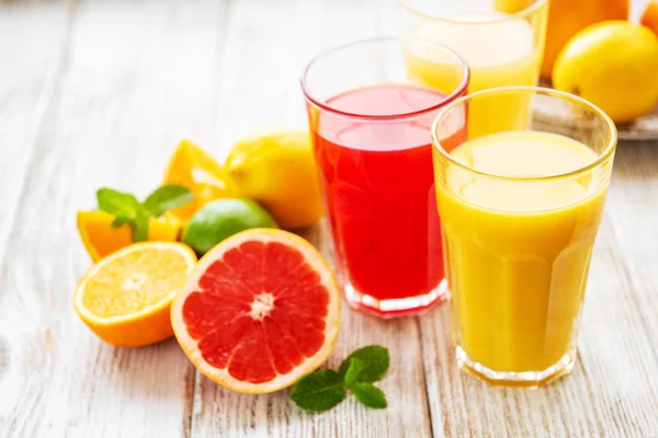 Glasögon av juice och citrusfrukter — Stockfoto