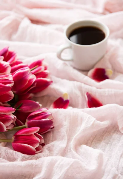 一杯のコーヒーとピンクのチューリップ — ストック写真
