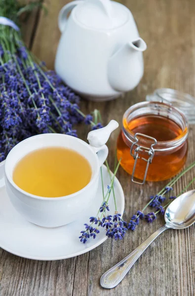 Csésze tea és méz levendulavirágokkal — Stock Fotó