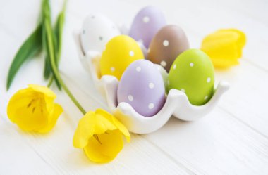 Paskalya yumurtaları içinde tepsi