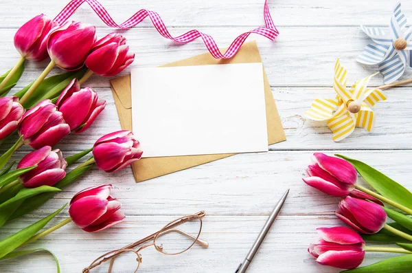 Tulipes roses de printemps et carte de vœux — Photo