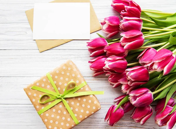 Caja de regalo y ramo de tulipanes —  Fotos de Stock