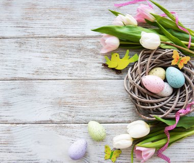 Yuva Paskalya yumurta ve Lale buketi ile