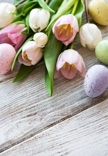 ไข่อีสเตอร์และช่อดอกทิวลิป — ภาพถ่ายสต็อก