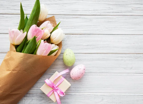 Cajas de regalo, huevos de Pascua y ramo de tulipanes — Foto de Stock