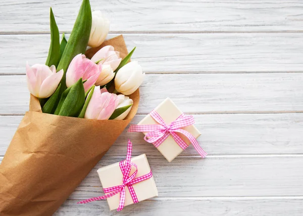 礼品盒和郁金香花束 — 图库照片