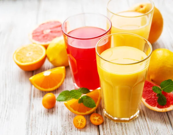 Glasögon av juice och citrusfrukter — Stockfoto
