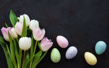 Paskalya yumurta ve Lale buketi