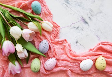 Paskalya yumurta ve Lale buketi