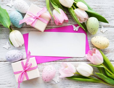 Hediye kutuları, Paskalya yumurta ve Lale buketi