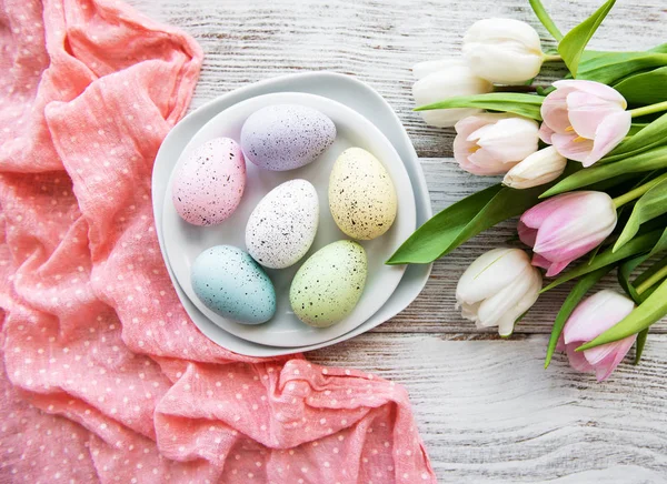 Påskeegg og tulipanbukett – stockfoto