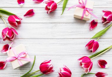 Hediye kutuları ve Lale buketi