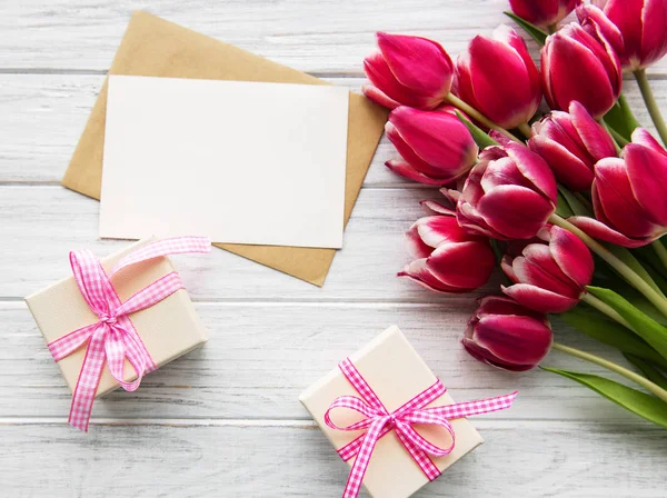 Confezioni regalo e bouquet di tulipani — Foto Stock