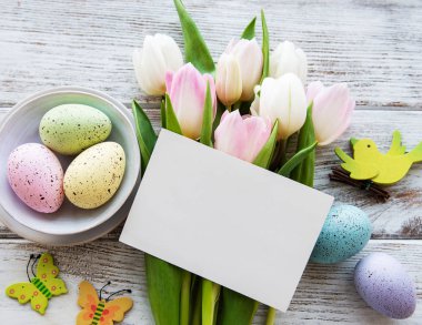 Paskalya yumurta ve Lale buketi