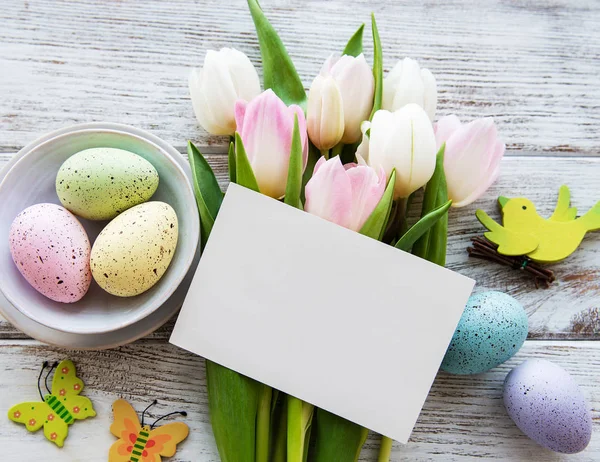 Paskalya yumurta ve Lale buketi