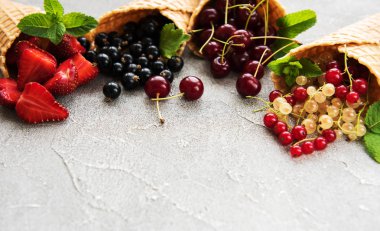 dondurma koni çilek ile