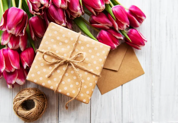 Confezione regalo e bouquet di tulipani — Foto Stock