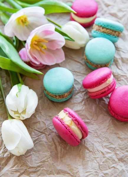 Colorful macaroons and tulips — Stock Photo, Image