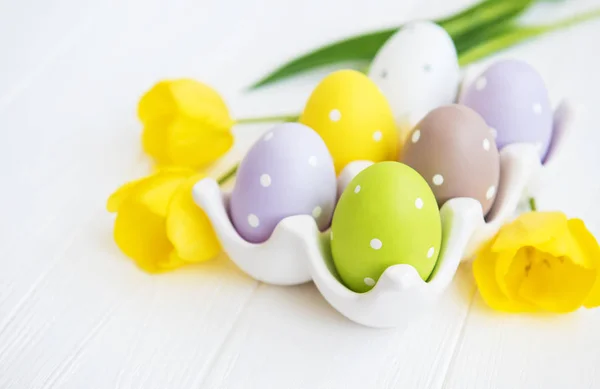 Huevos de Pascua en bandeja — Foto de Stock