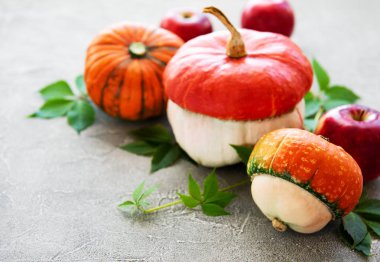 Beton arka planda Pumpkins