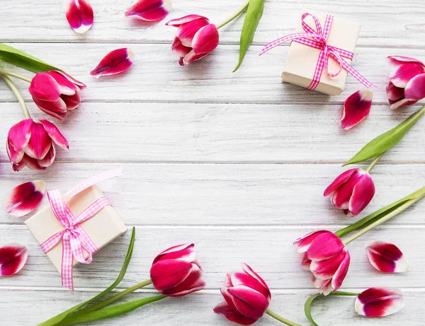 Confezioni regalo e bouquet di tulipani — Foto Stock