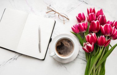 Defter, fincan kahve ve pembe laleler