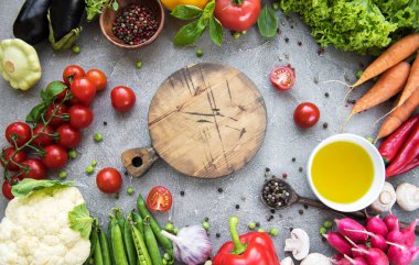 Boş tahta ve bir beton zemin üzerine taze sebze