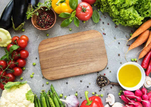 Boş tahta ve taze sebze