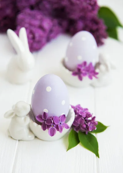 Primavera flores lila y huevos de Pascua — Foto de Stock