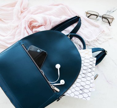 Mavi deri sırt çantası