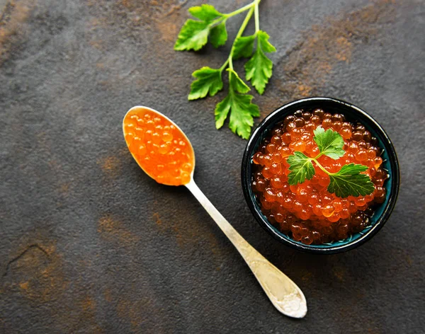 Caviar rojo en tazón — Foto de Stock