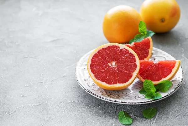 Plaat met graprfruits — Stockfoto