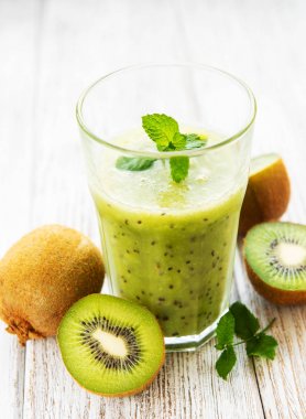 bardak taze meyve ile kivi smoothie