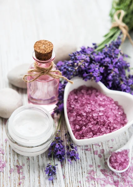 Hartvormige kom met zeezout, olie en verse lavendel bloemen — Stockfoto