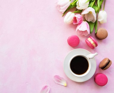 Bir fincan kahve ve kurabiye.