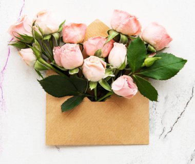 Zarf ve pembe güller