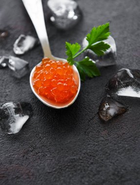 Lezzetli kırmızı havyar ile Kaşık